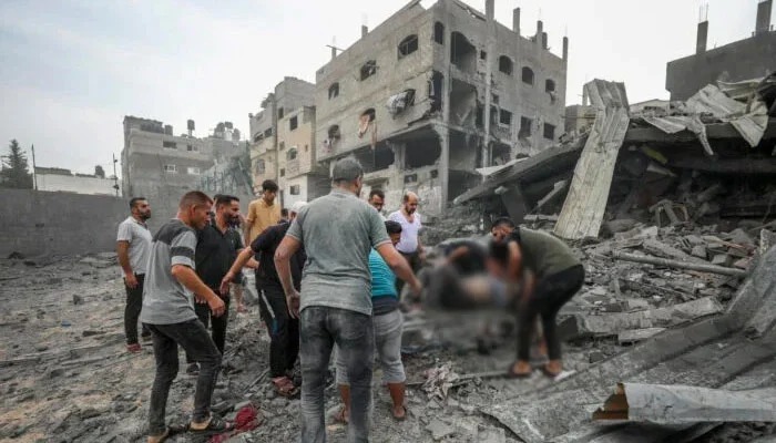 اسرائيلي فوج جا غزا تي حملا جاري، پناهگيرن جي اسڪول تي بمباري ۾ ٻن صحافين سميت  40 فلسطيني شهيد